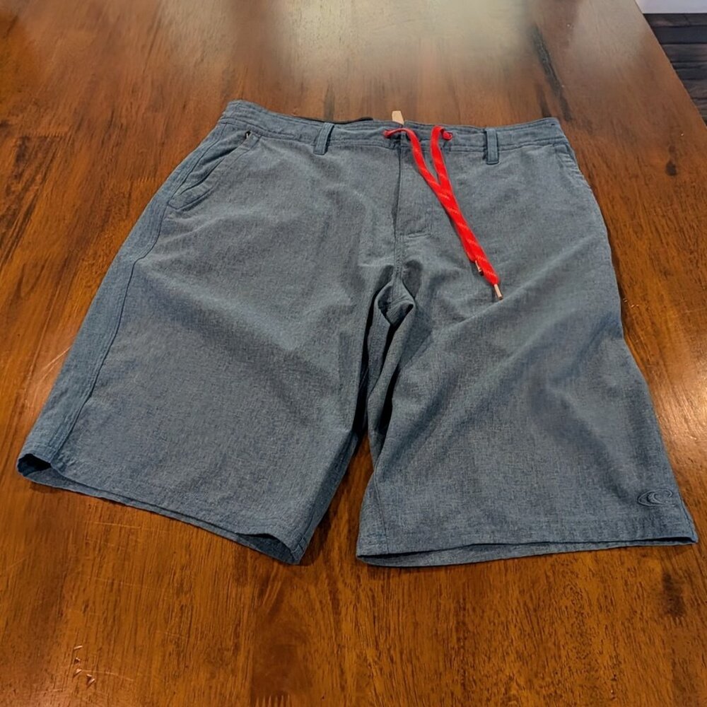 Preowned excellent condition O'Neill hybrid board shorts.  Size 32